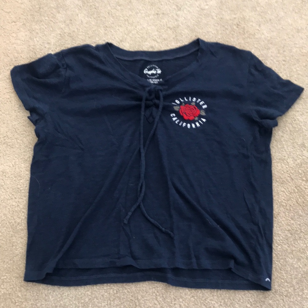 Dark blue Hollister cropped tee.